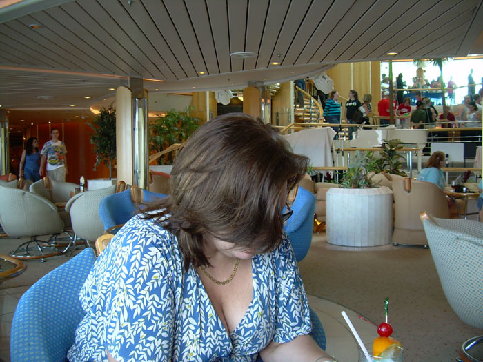dee in champagne bar